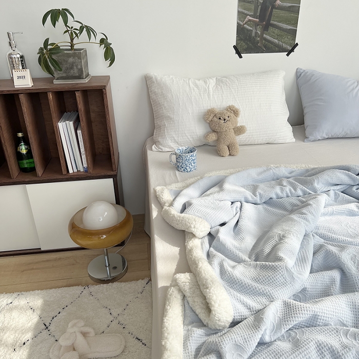 91家纺网 家纺一手货源 找家纺 六巷胡同 2022新款山茶花牛奶绒拼羊羔绒毯 浅蓝