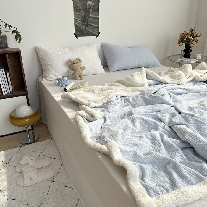 91家纺网 家纺一手货源 找家纺 六巷胡同 2022新款山茶花牛奶绒拼羊羔绒毯 浅蓝