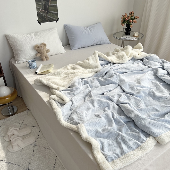 91家纺网 家纺一手货源 找家纺 六巷胡同 2022新款山茶花牛奶绒拼羊羔绒毯 浅蓝