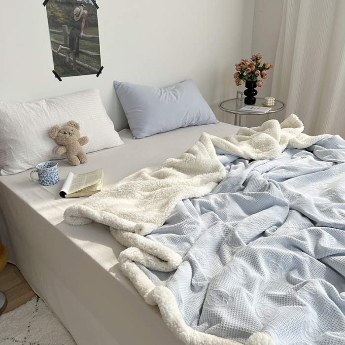 91家纺网 家纺一手货源 找家纺 六巷胡同 2022新款山茶花牛奶绒拼羊羔绒毯 浅蓝