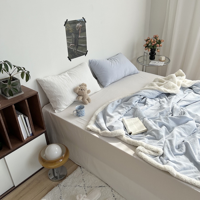 91家纺网 家纺一手货源 找家纺 六巷胡同 2022新款山茶花牛奶绒拼羊羔绒毯 浅蓝