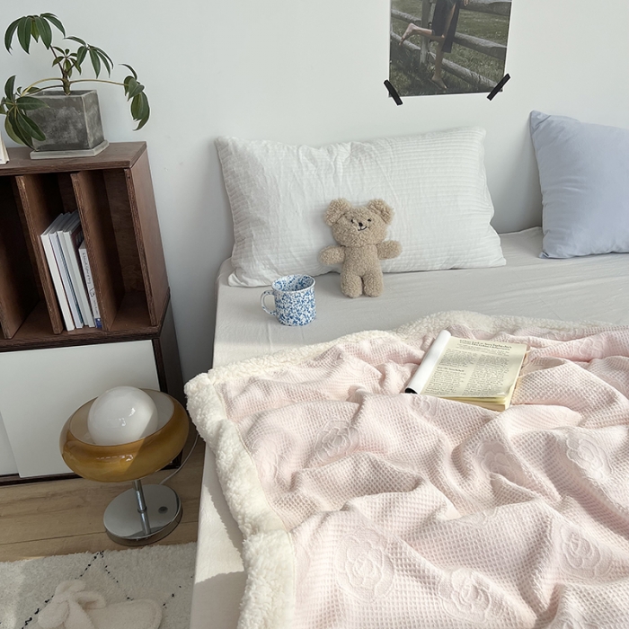 91家纺网 家纺一手货源 找家纺 六巷胡同 2022新款山茶花牛奶绒拼羊羔绒毯 嫩粉