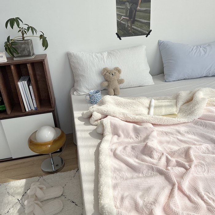 91家纺网 家纺一手货源 找家纺 六巷胡同 2022新款山茶花牛奶绒拼羊羔绒毯 嫩粉