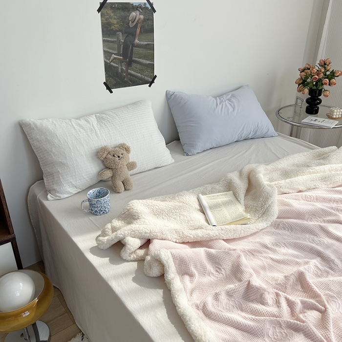 91家纺网 家纺一手货源 找家纺 六巷胡同 2022新款山茶花牛奶绒拼羊羔绒毯 嫩粉