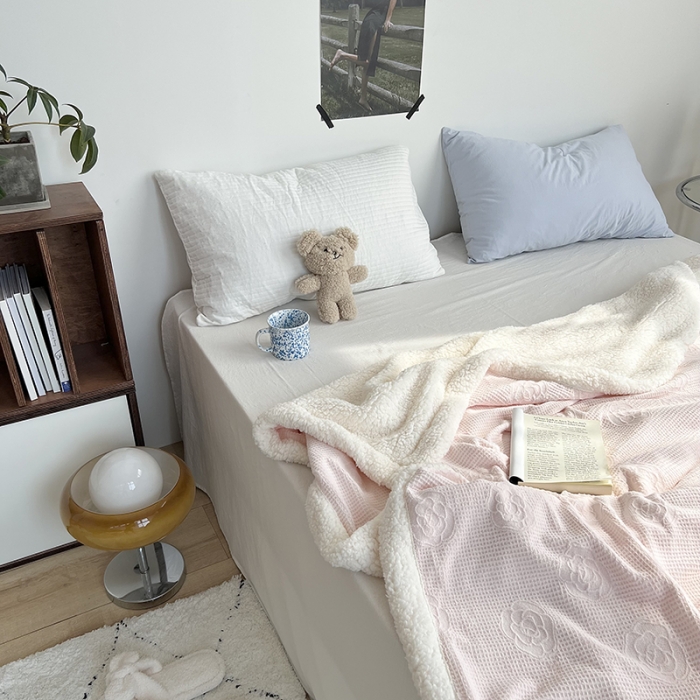 91家纺网 家纺一手货源 找家纺 六巷胡同 2022新款山茶花牛奶绒拼羊羔绒毯 嫩粉