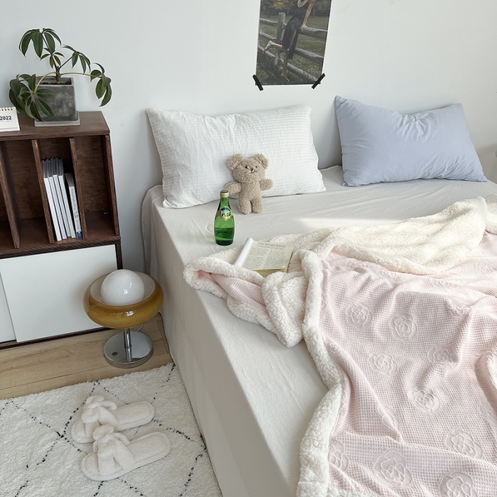 91家纺网 家纺一手货源 找家纺 六巷胡同 2022新款山茶花牛奶绒拼羊羔绒毯 嫩粉