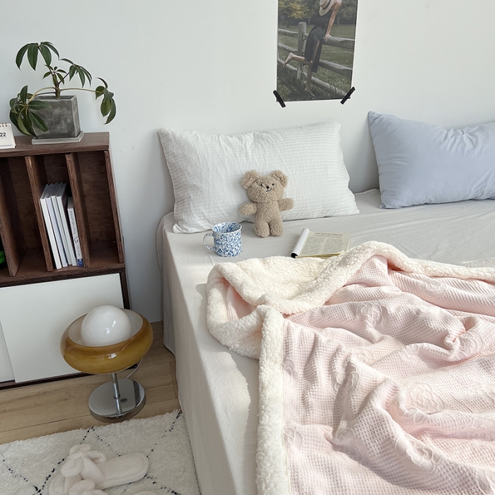 91家纺网 家纺一手货源 找家纺 六巷胡同 2022新款山茶花牛奶绒拼羊羔绒毯 嫩粉