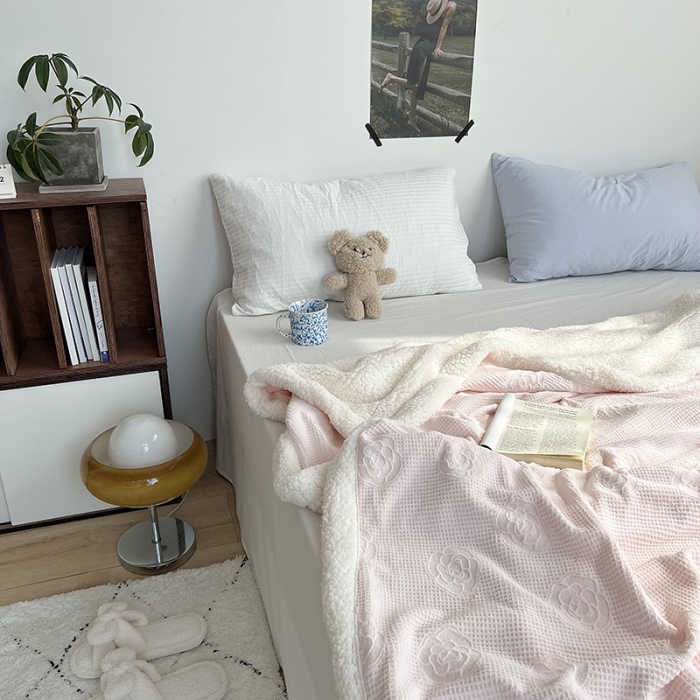 91家纺网 家纺一手货源 找家纺 六巷胡同 2022新款山茶花牛奶绒拼羊羔绒毯 嫩粉