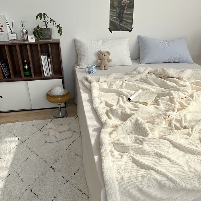 91家纺网 家纺一手货源 找家纺 六巷胡同 2022新款山茶花牛奶绒拼羊羔绒毯 奶黄