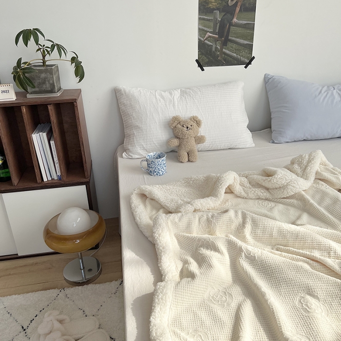 91家纺网 家纺一手货源 找家纺 六巷胡同 2022新款山茶花牛奶绒拼羊羔绒毯 奶黄