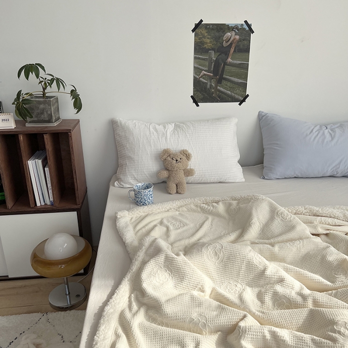 91家纺网 家纺一手货源 找家纺 六巷胡同 2022新款山茶花牛奶绒拼羊羔绒毯 奶黄