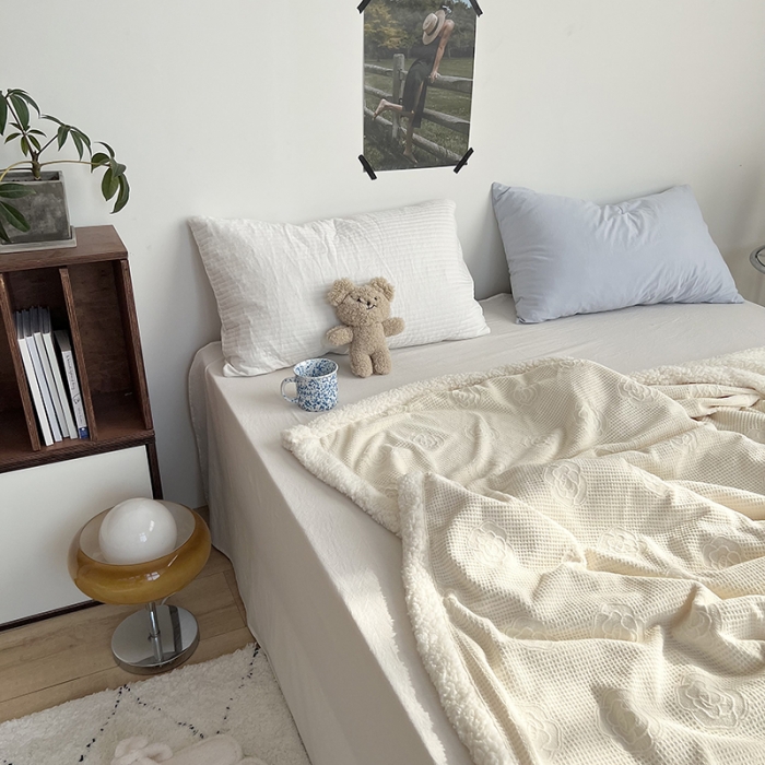 91家纺网 家纺一手货源 找家纺 六巷胡同 2022新款山茶花牛奶绒拼羊羔绒毯 奶黄