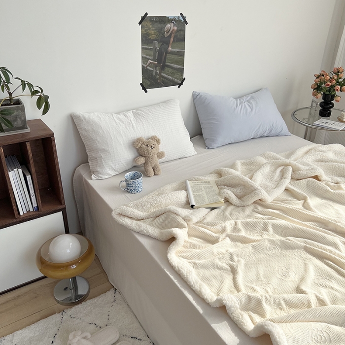 91家纺网 家纺一手货源 找家纺 六巷胡同 2022新款山茶花牛奶绒拼羊羔绒毯 奶黄