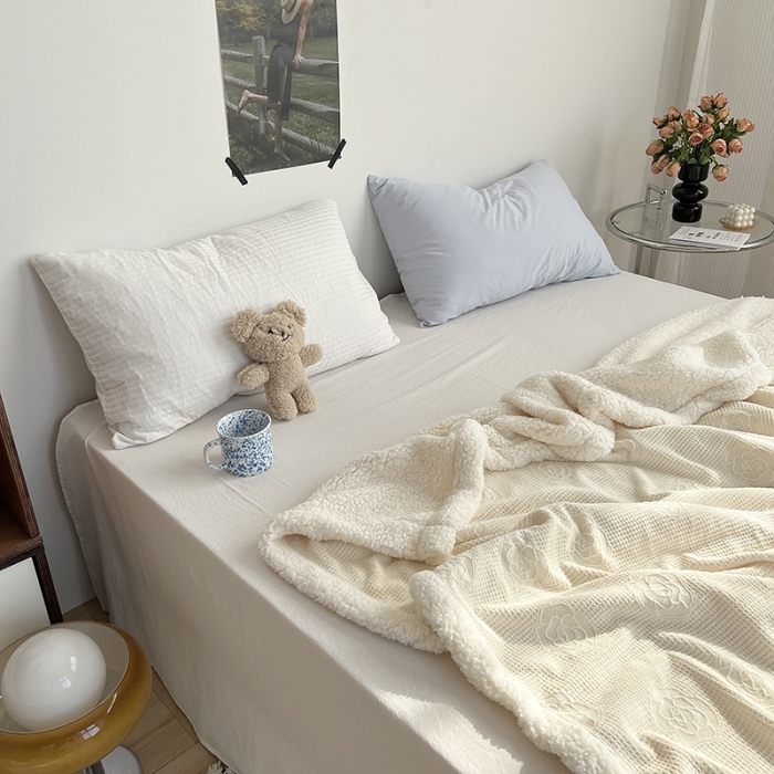 91家纺网 家纺一手货源 找家纺 六巷胡同 2022新款山茶花牛奶绒拼羊羔绒毯 奶黄