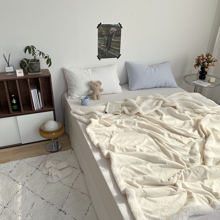 91家纺网 家纺一手货源 找家纺 六巷胡同 2022新款山茶花牛奶绒拼羊羔绒毯 奶黄