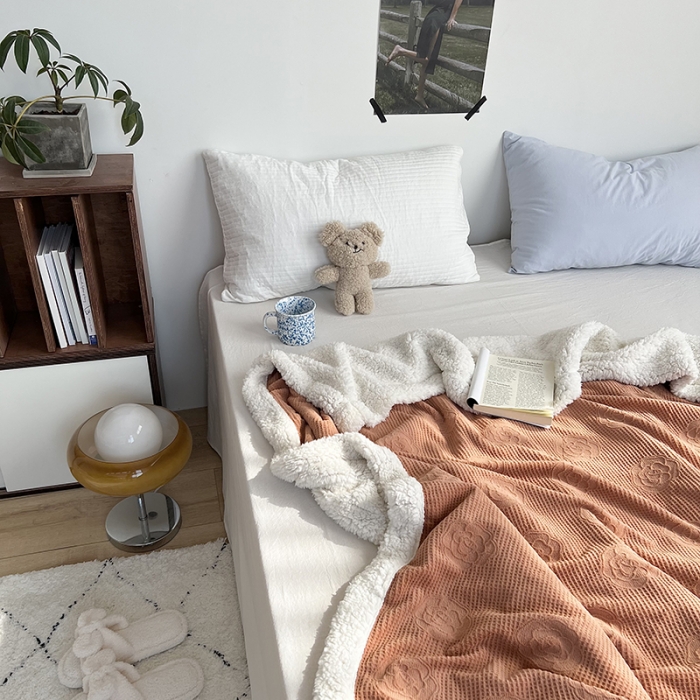 91家纺网 家纺一手货源 找家纺 六巷胡同 2022新款山茶花牛奶绒拼羊羔绒毯 焦糖