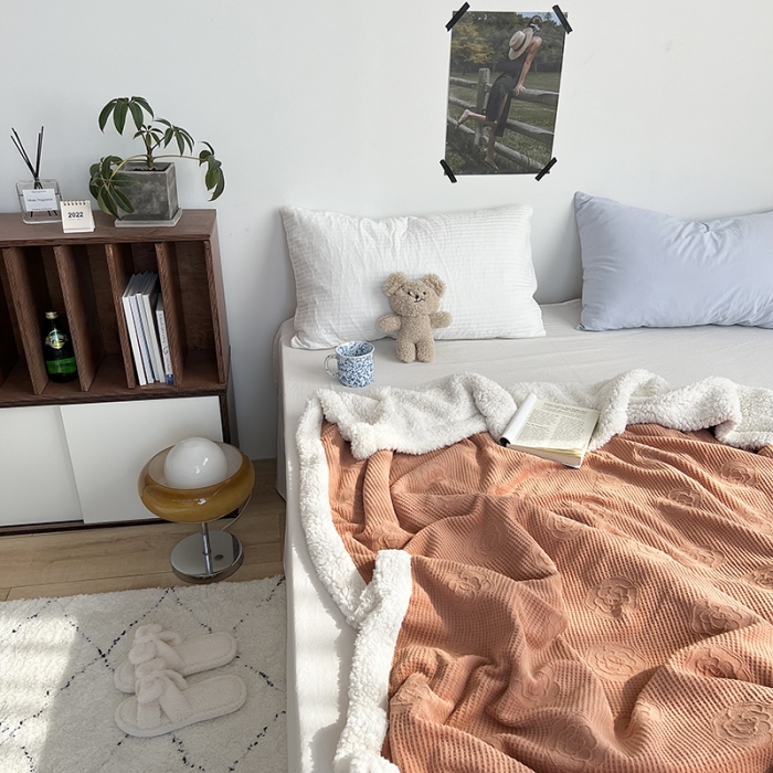 91家纺网 家纺一手货源 找家纺 六巷胡同 2022新款山茶花牛奶绒拼羊羔绒毯 焦糖