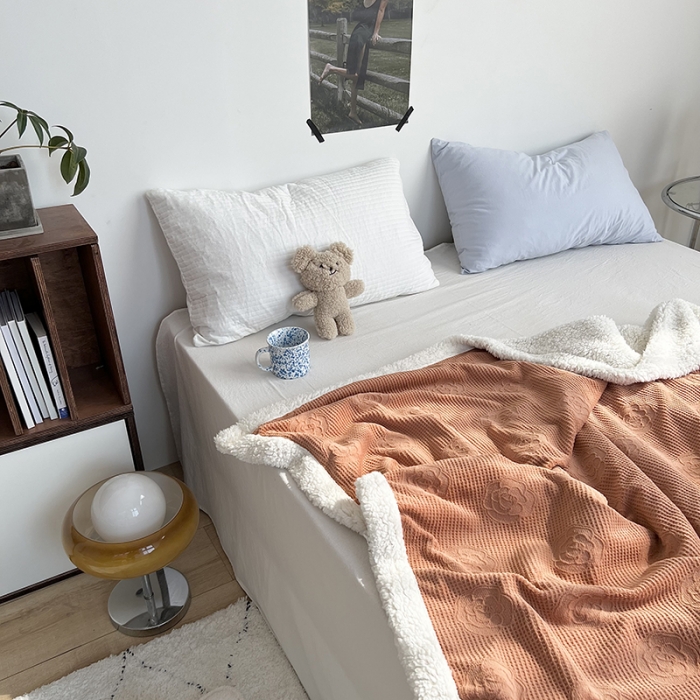 91家纺网 家纺一手货源 找家纺 六巷胡同 2022新款山茶花牛奶绒拼羊羔绒毯 焦糖