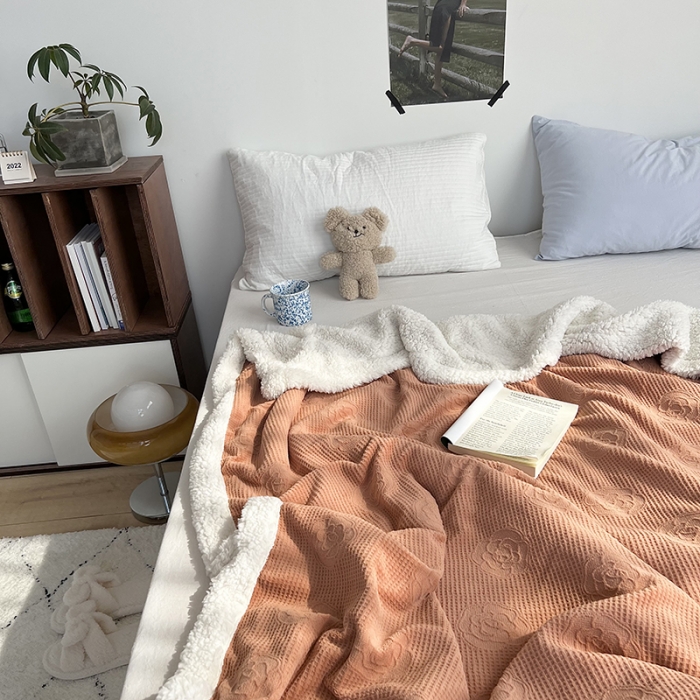 91家纺网 家纺一手货源 找家纺 六巷胡同 2022新款山茶花牛奶绒拼羊羔绒毯 焦糖