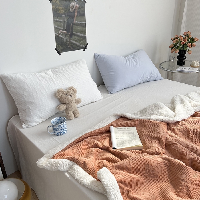 91家纺网 家纺一手货源 找家纺 六巷胡同 2022新款山茶花牛奶绒拼羊羔绒毯 焦糖