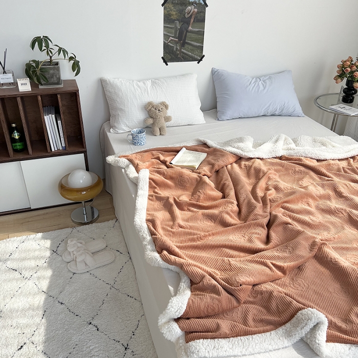 91家纺网 家纺一手货源 找家纺 六巷胡同 2022新款山茶花牛奶绒拼羊羔绒毯 焦糖