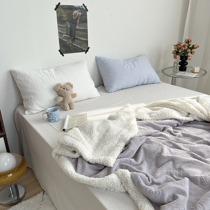 91家纺网 家纺一手货源 找家纺 六巷胡同 2022新款山茶花牛奶绒拼羊羔绒毯 淡紫