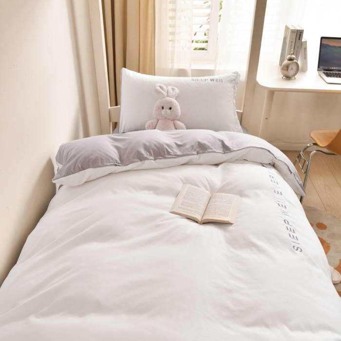 91家纺网 家纺一手货源 找家纺 啊雅家居纯色水洗磨毛亲肤绣花床单床笠款学生三套件奶白加奶浅灰