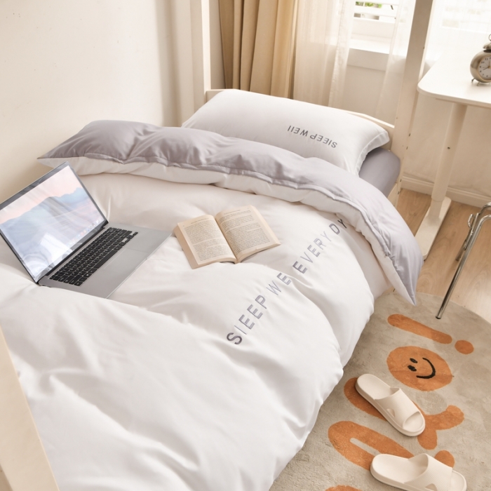 91家纺网 家纺一手货源 找家纺 啊雅家居纯色水洗磨毛亲肤绣花床单床笠款学生三套件奶白加奶浅灰