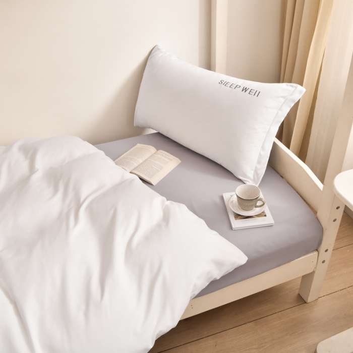 91家纺网 家纺一手货源 找家纺 啊雅家居纯色水洗磨毛亲肤绣花床单床笠款学生三套件奶白加奶浅灰