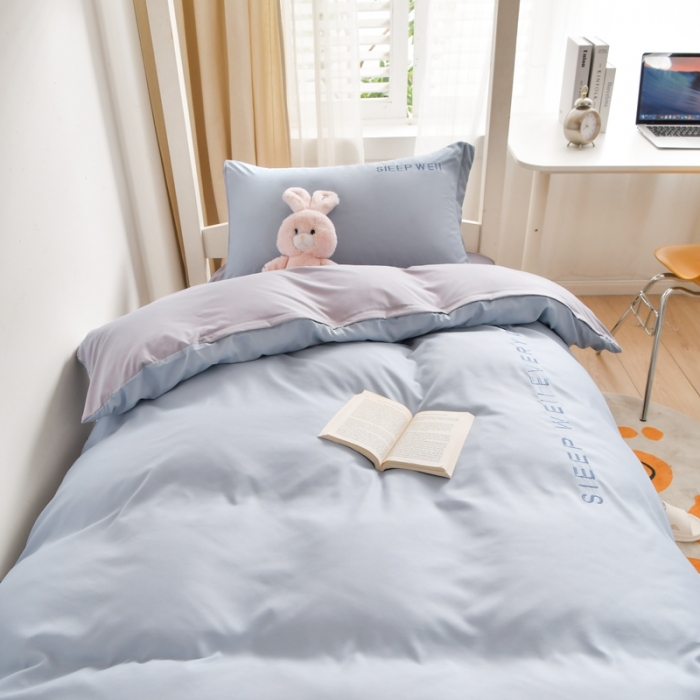 91家纺网 家纺一手货源 找家纺 啊雅家居纯色水洗磨毛亲肤绣花床单床笠学生三套件奶兰灰加奶浅灰