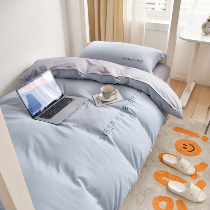 91家纺网 家纺一手货源 找家纺 啊雅家居纯色水洗磨毛亲肤绣花床单床笠学生三套件奶兰灰加奶浅灰