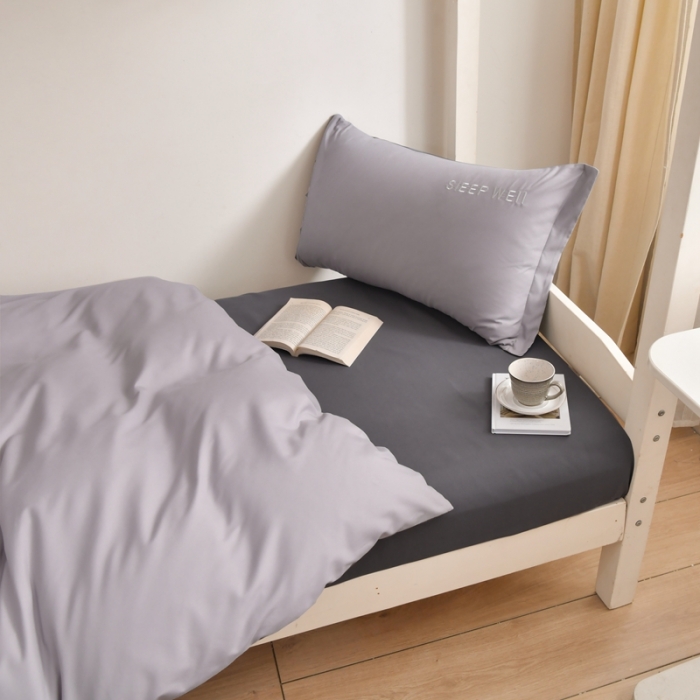 91家纺网 家纺一手货源 找家纺 啊雅家居纯色水洗磨毛亲肤绣花床单床笠学生三套件奶浅灰加奶深灰