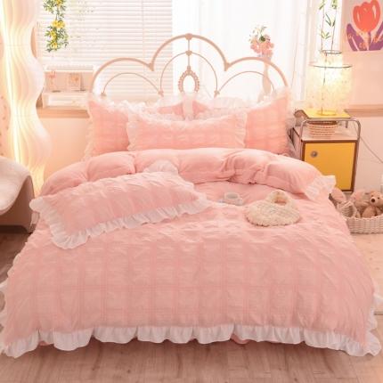 91家纺网 家纺一手货源 找家纺 逸尚阁-2022新款泡泡纱牛奶绒花边四件套 泡泡方格-樱花粉（绒款）