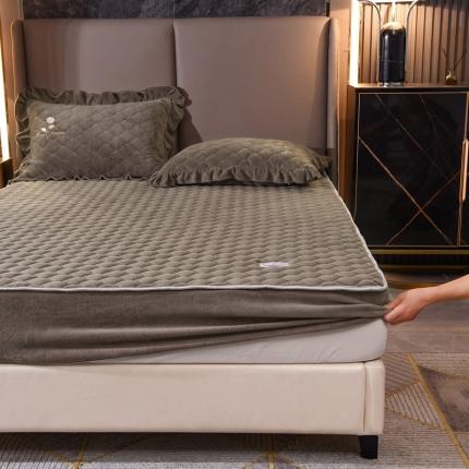 91家纺网 家纺一手货源 找家纺 （总）爱妮玖玖 2025新款牛奶绒纯色夹棉床笠