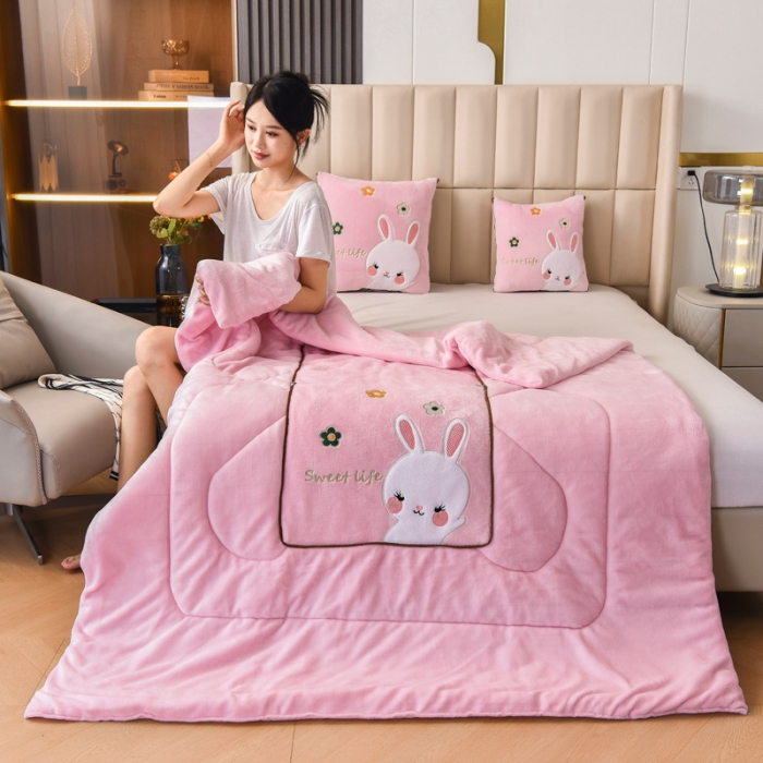 91家纺网 家纺一手货源 找家纺 阳光依佰2022新款牛奶绒多功能抱枕被系列-萌小兔-粉玉