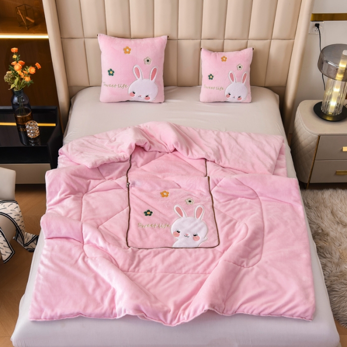 91家纺网 家纺一手货源 找家纺 阳光依佰2022新款牛奶绒多功能抱枕被系列-萌小兔-粉玉