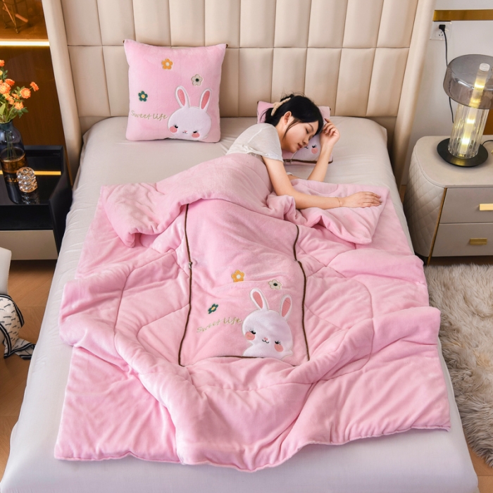 91家纺网 家纺一手货源 找家纺 阳光依佰2022新款牛奶绒多功能抱枕被系列-萌小兔-粉玉