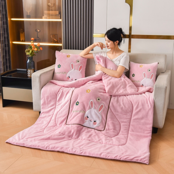 91家纺网 家纺一手货源 找家纺 阳光依佰2022新款牛奶绒多功能抱枕被系列-萌小兔-粉玉