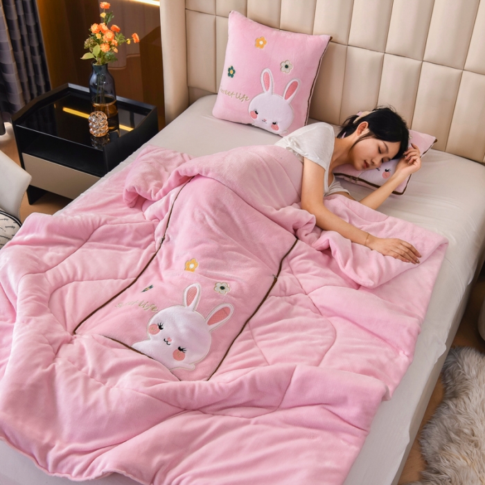 91家纺网 家纺一手货源 找家纺 阳光依佰2022新款牛奶绒多功能抱枕被系列-萌小兔-粉玉