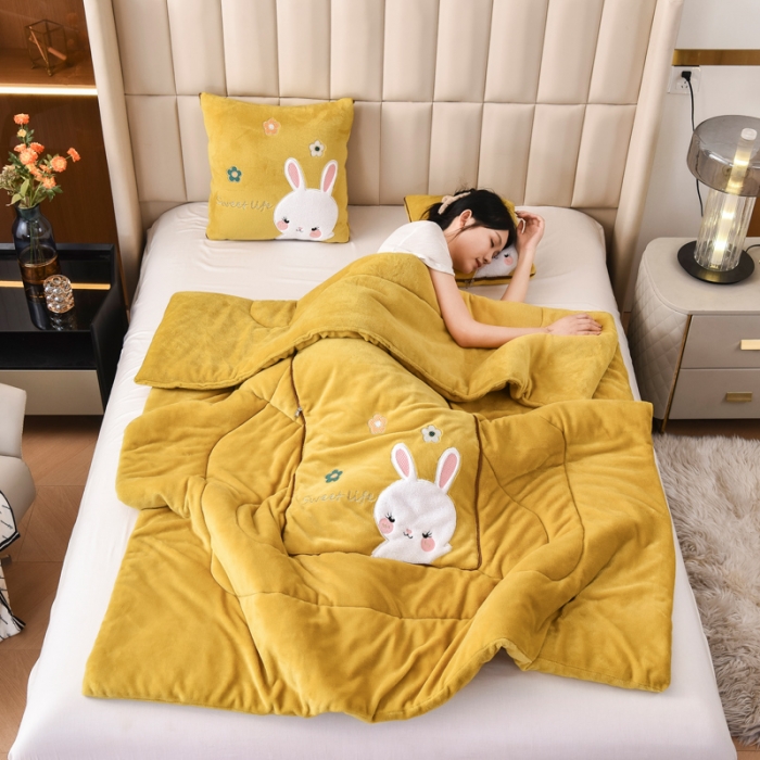 91家纺网 家纺一手货源 找家纺 阳光依佰2022新款牛奶绒多功能抱枕被系列-萌小兔-明黄