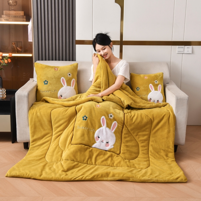 91家纺网 家纺一手货源 找家纺 阳光依佰2022新款牛奶绒多功能抱枕被系列-萌小兔-明黄