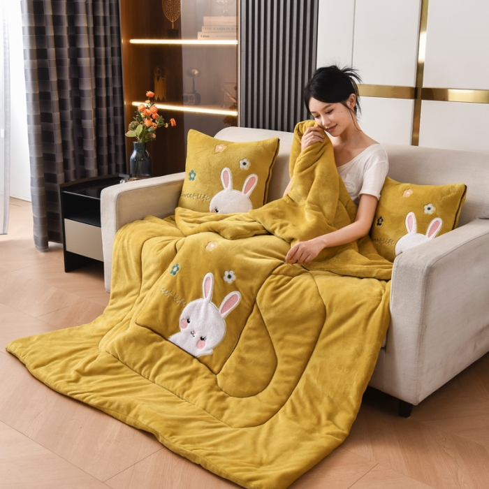 91家纺网 家纺一手货源 找家纺 阳光依佰2022新款牛奶绒多功能抱枕被系列-萌小兔-明黄