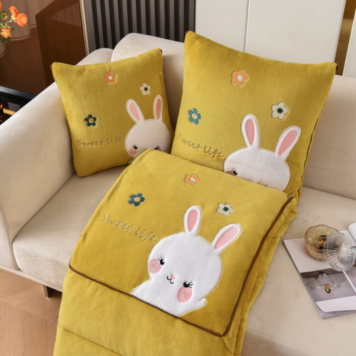 91家纺网 家纺一手货源 找家纺 阳光依佰2022新款牛奶绒多功能抱枕被系列-萌小兔-明黄