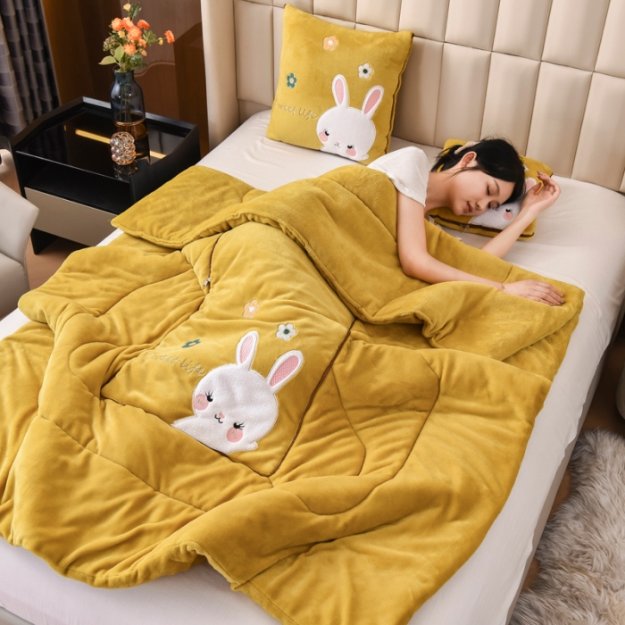 91家纺网 家纺一手货源 找家纺 阳光依佰2022新款牛奶绒多功能抱枕被系列-萌小兔-明黄