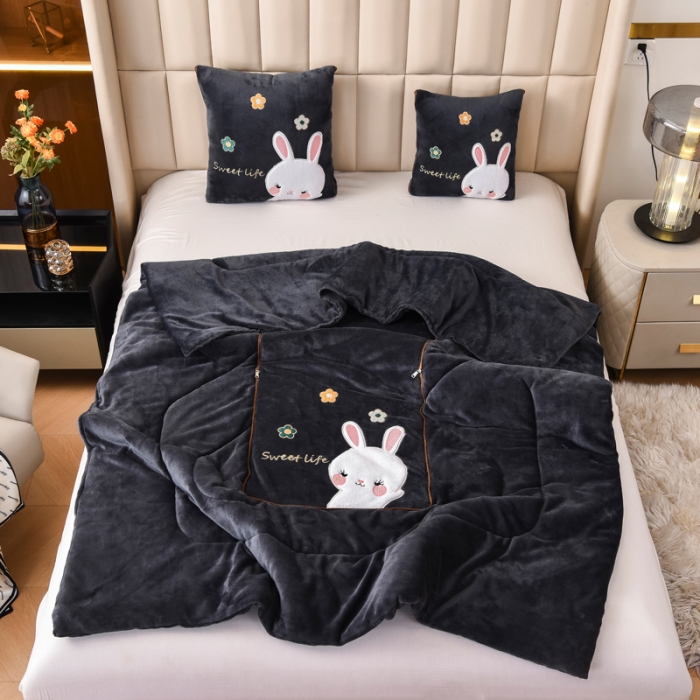 91家纺网 家纺一手货源 找家纺 阳光依佰2022新款牛奶绒多功能抱枕被系列-萌小兔-深灰