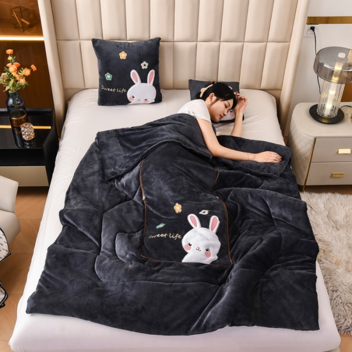 91家纺网 家纺一手货源 找家纺 阳光依佰2022新款牛奶绒多功能抱枕被系列-萌小兔-深灰