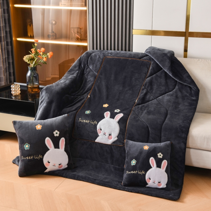 91家纺网 家纺一手货源 找家纺 阳光依佰2022新款牛奶绒多功能抱枕被系列-萌小兔-深灰