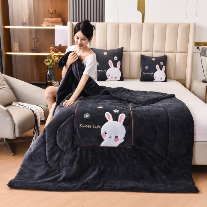 91家纺网 家纺一手货源 找家纺 阳光依佰2022新款牛奶绒多功能抱枕被系列-萌小兔-深灰