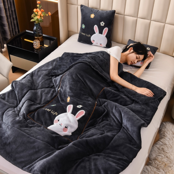 91家纺网 家纺一手货源 找家纺 阳光依佰2022新款牛奶绒多功能抱枕被系列-萌小兔-深灰