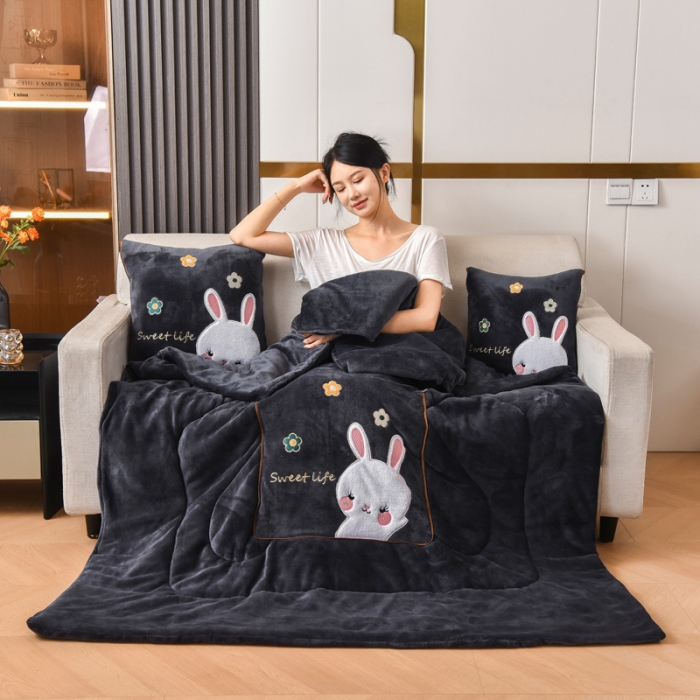 91家纺网 家纺一手货源 找家纺 阳光依佰2022新款牛奶绒多功能抱枕被系列-萌小兔-深灰